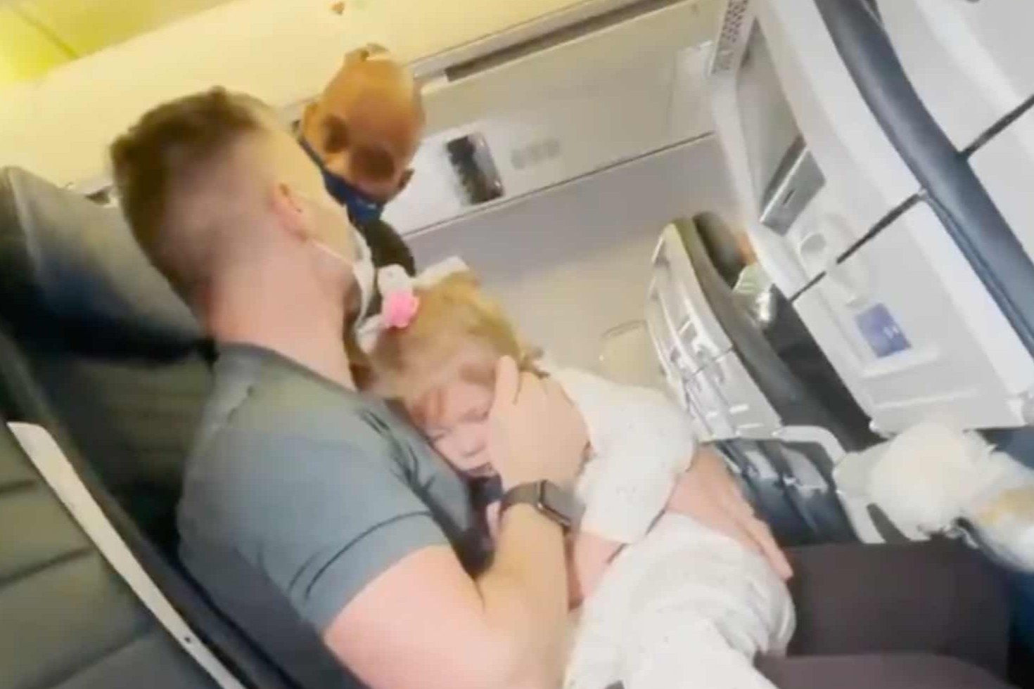 Bi duoi khoi may bay vi con gai 2 tuoi khong chiu deo khau trang hinh anh