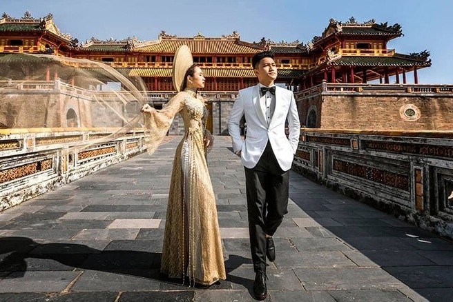 Doi vo chong chu du khap 11 dia danh de chup anh cuoi hinh anh