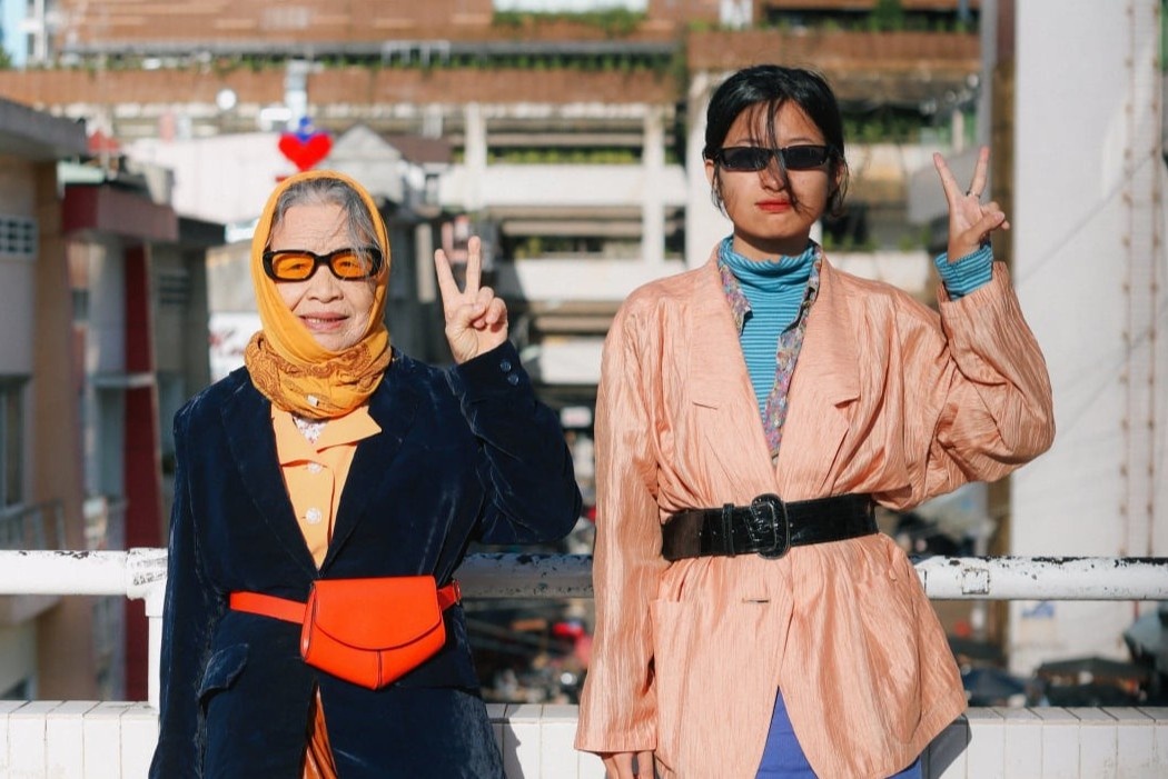 Ba noi U90 chup anh thoi trang voi chau gai o Da Lat hinh anh