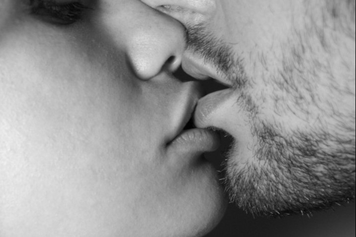 Vi sao nu hon con lang man hon ca tinh duc hinh anh