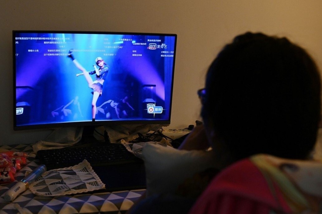 Hang chuc nghin nguoi danh 9 tieng xem liveshow cua idol ao hinh anh