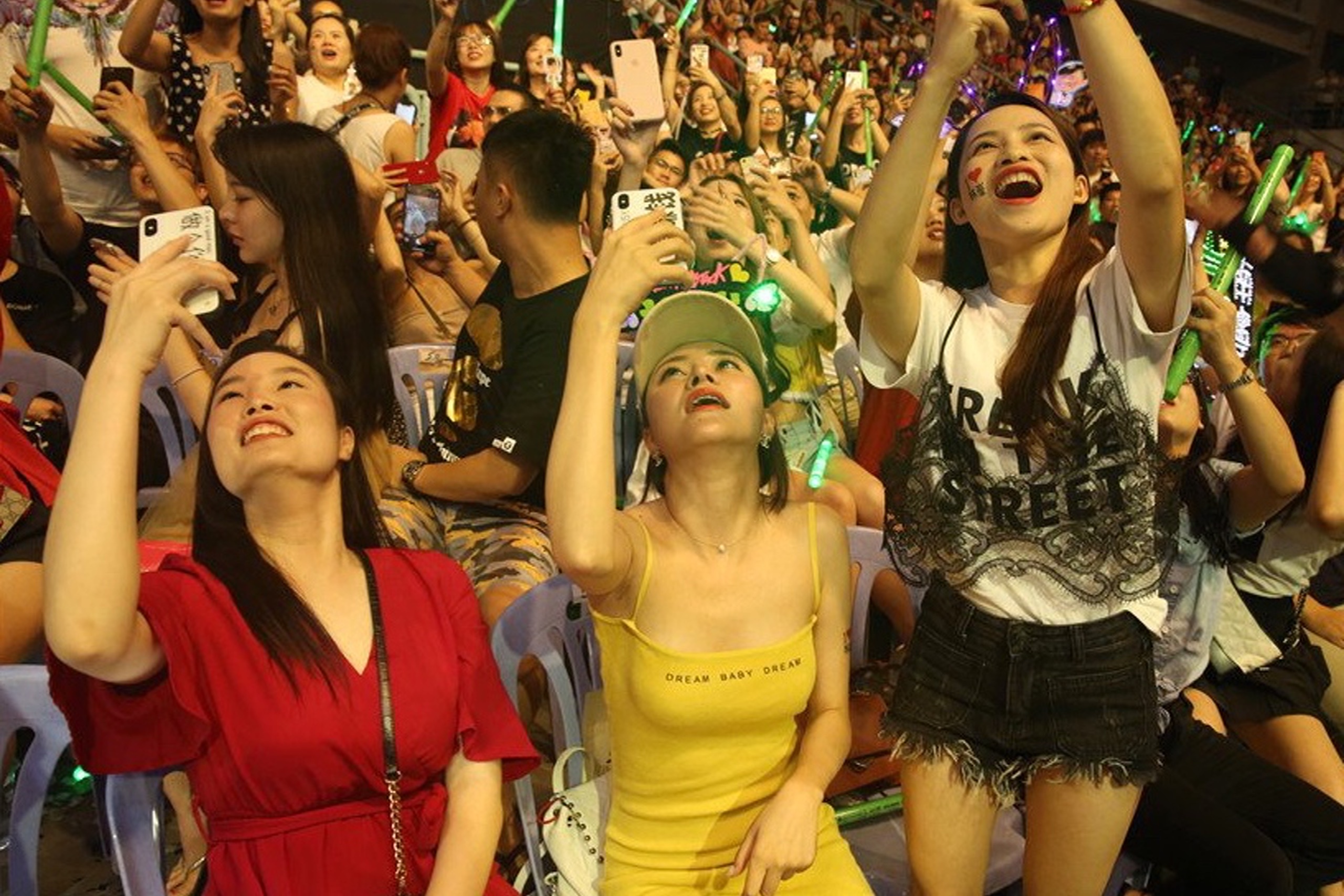 Fan Trung Quoc chi tien, vang de than tuong duoc uu ai hinh anh