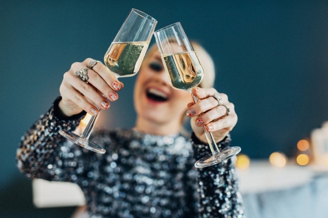 Giao thua mot minh, lam gi de khong cam thay co don? hinh anh