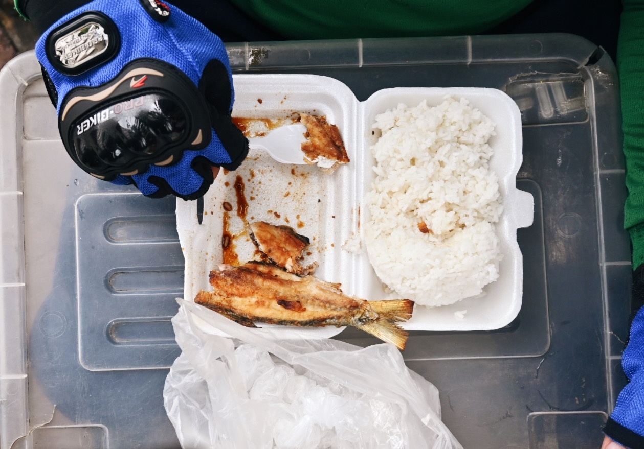 buoi trua cua tai xe giao hang anh 1