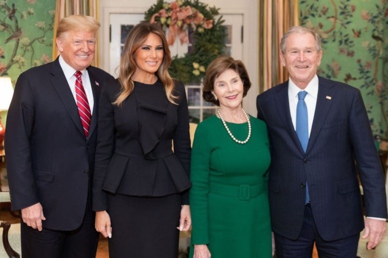 Ben trong nha khach rong 6.500 m2 cua tong thong My hinh anh