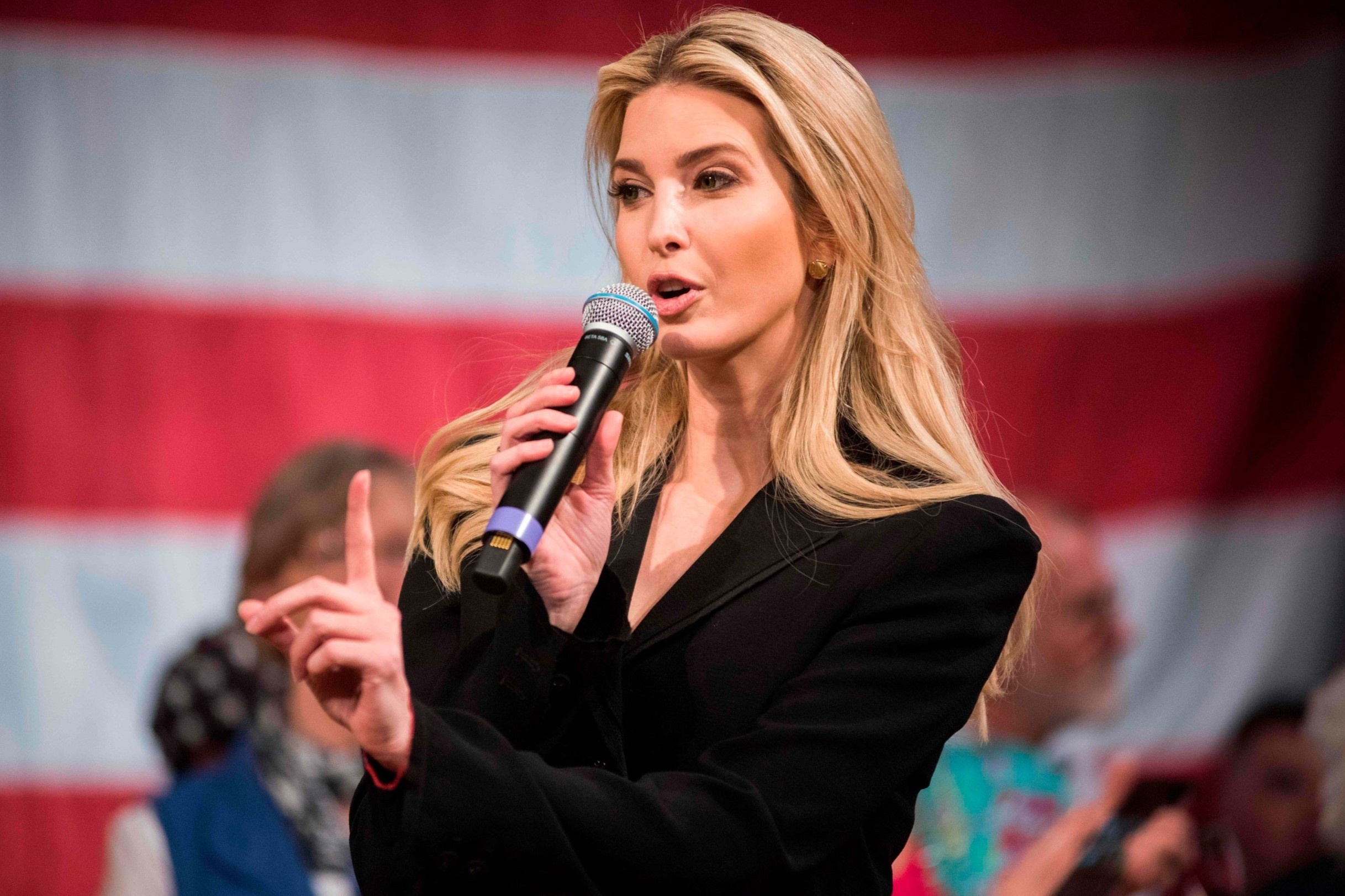 Ivanka doi dien tuong lai kho khan sau bao loan tai Dien Capitol hinh anh