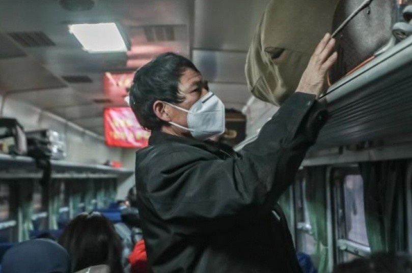 Ve que an Tet, gia dinh Trung Quoc bi hang xom giam long hinh anh