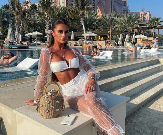 bi chi trich vi du lich mua dich anh 1