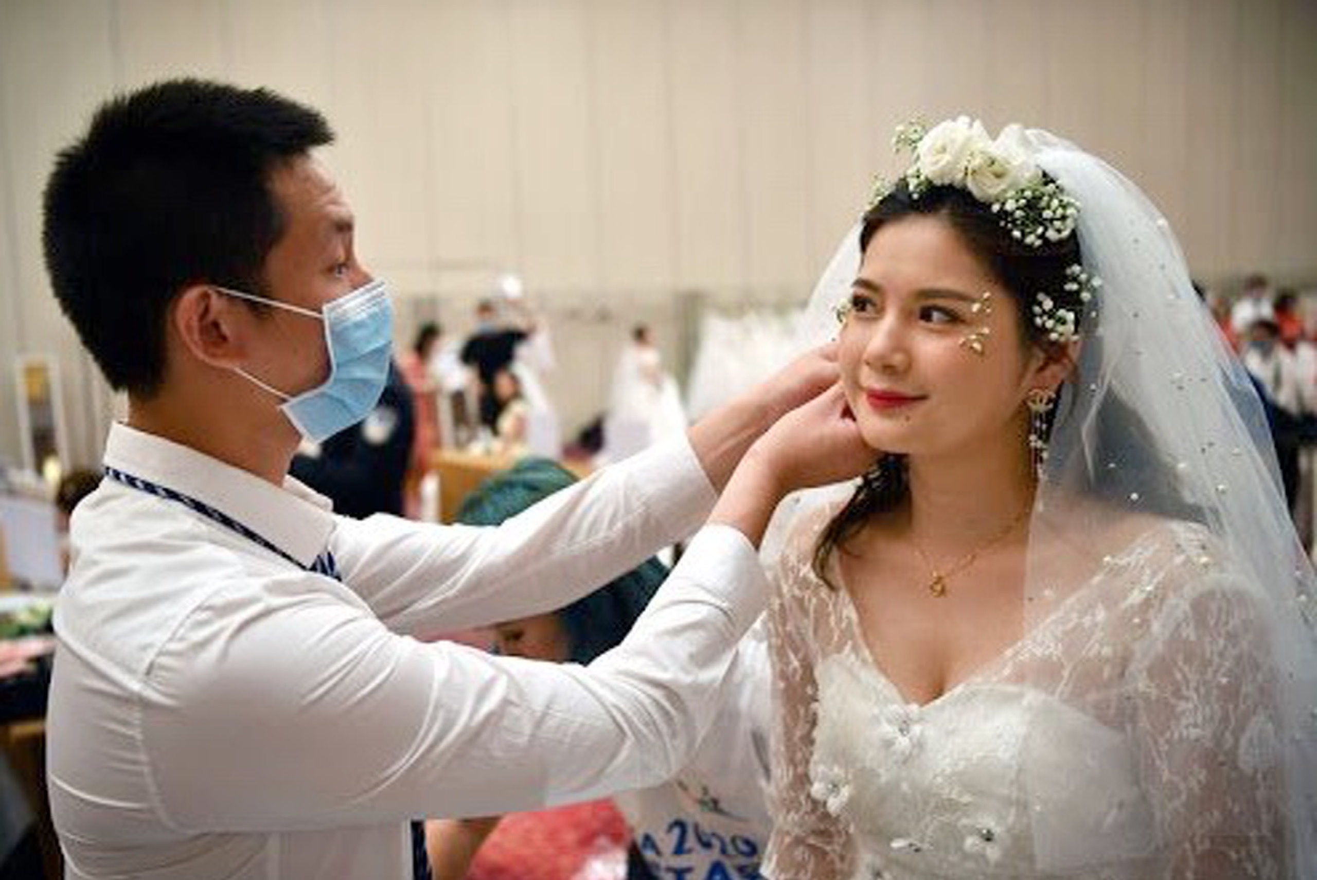 Dang ky ket hon de nhu mua ve tau o Trung Quoc hinh anh