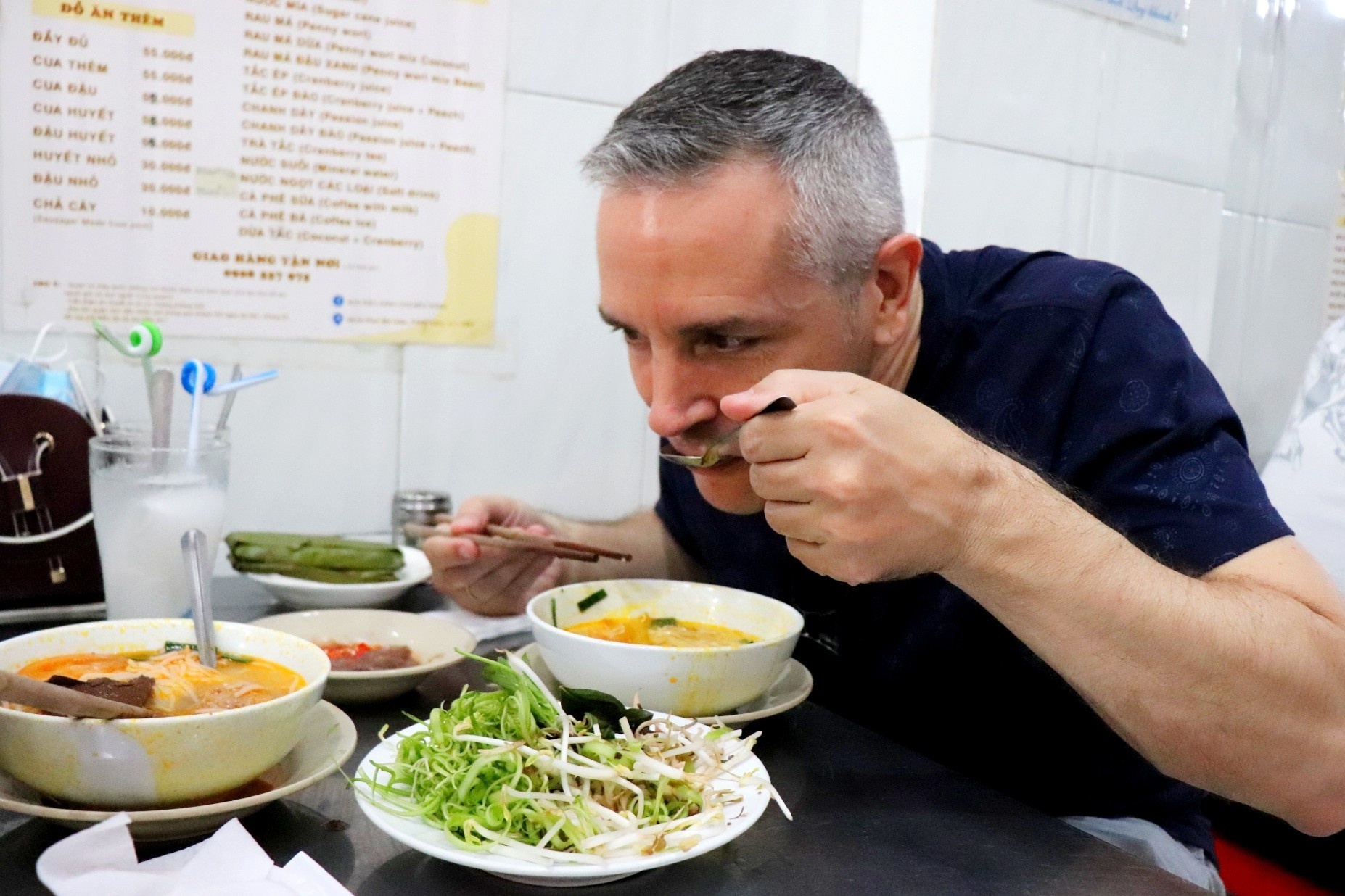 Ganh bun rieu hut khach Tay o TP.HCM hinh anh