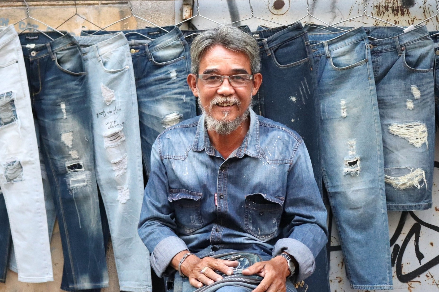 Nguoi cuoi cung lam nghe xe quan jeans o TP.HCM hinh anh