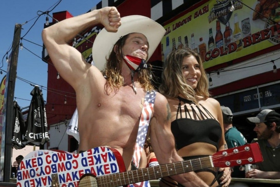 Naked Cowboy duoc chao don sau khi ra tu hinh anh