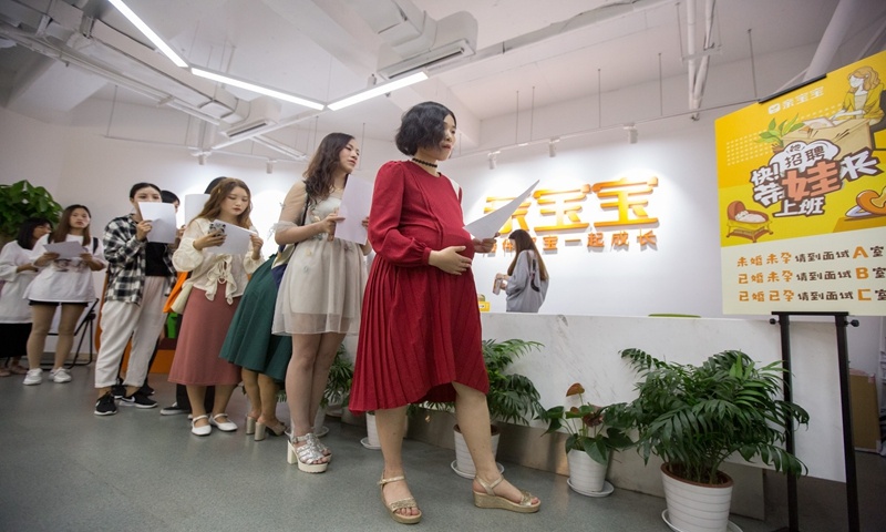 bi duoi viec vi mang thai anh 1