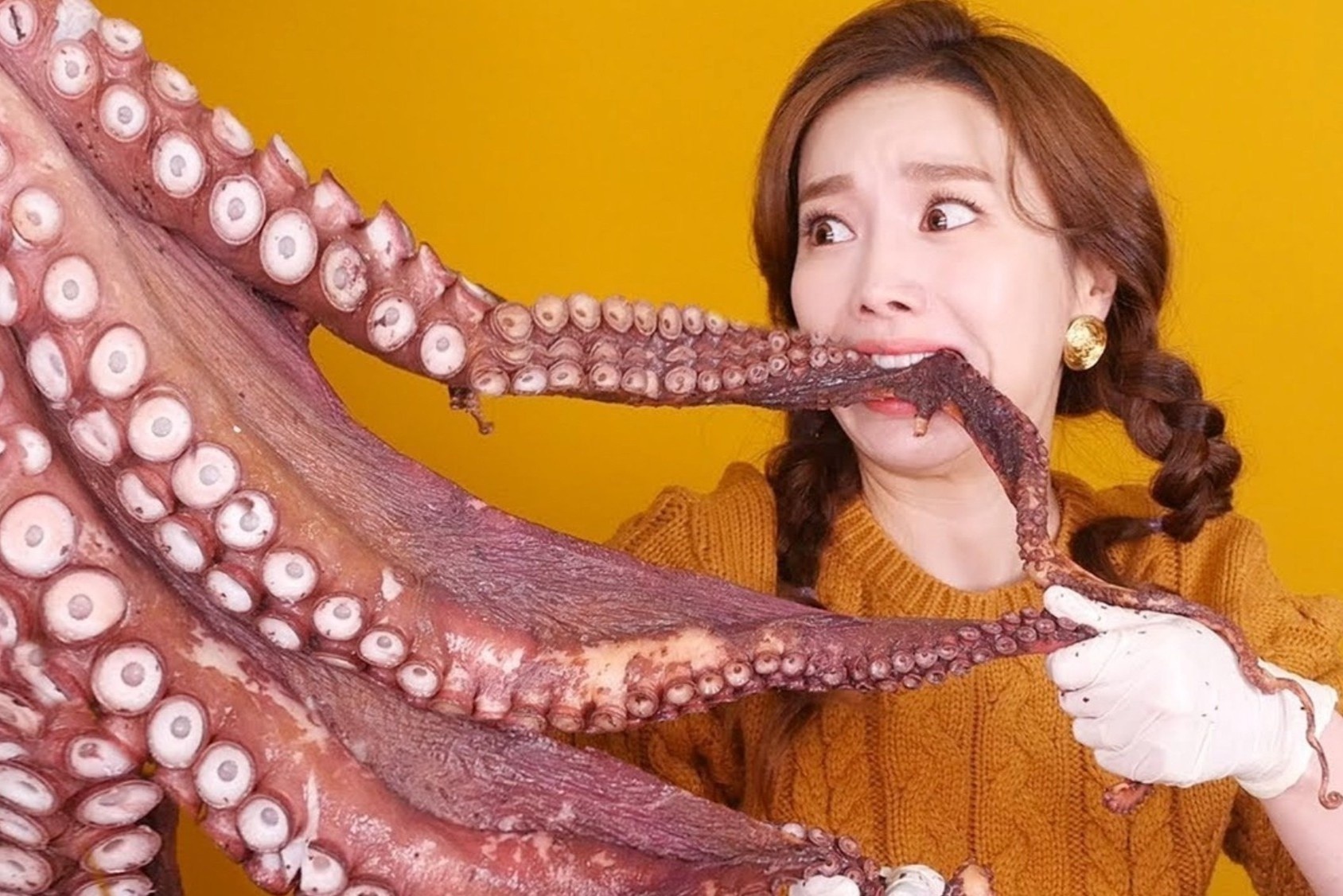 Sau mukbang, Trung Quoc muon cam khach goi thua do an hinh anh