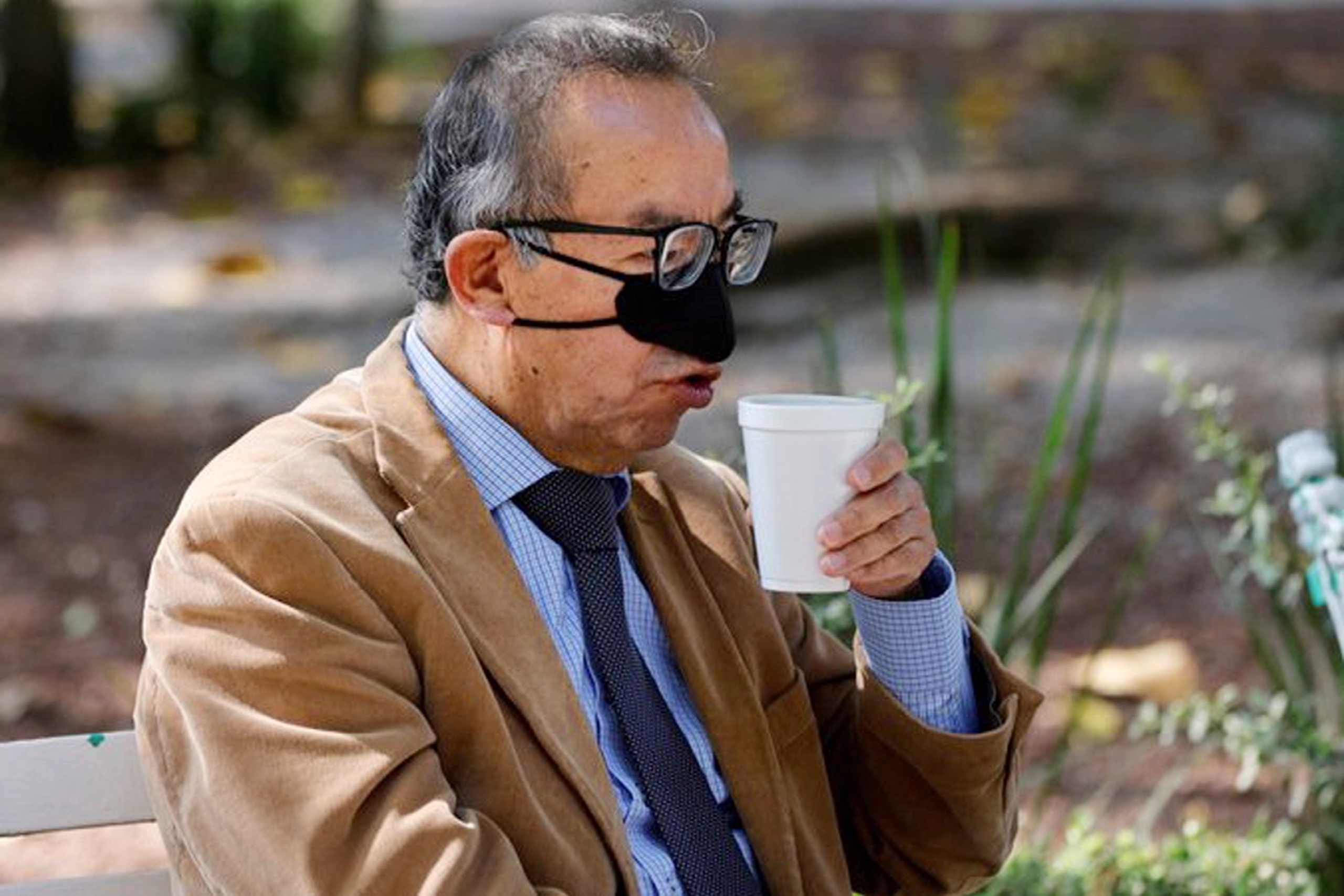 Khau trang mui chong Covid-19 bi che gieu hinh anh