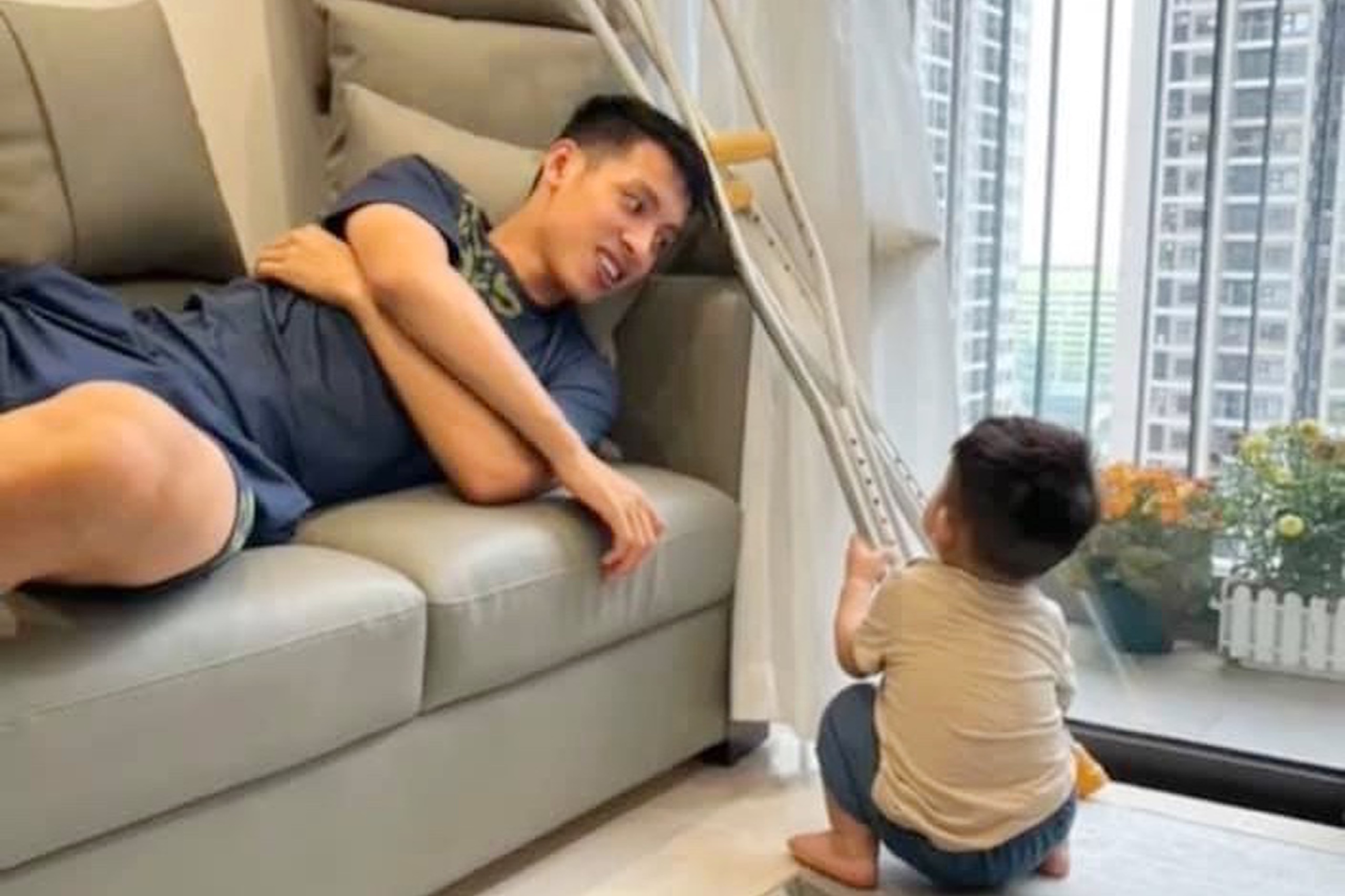 Hung Dung vui dua cung con trai sau khi xuat vien hinh anh