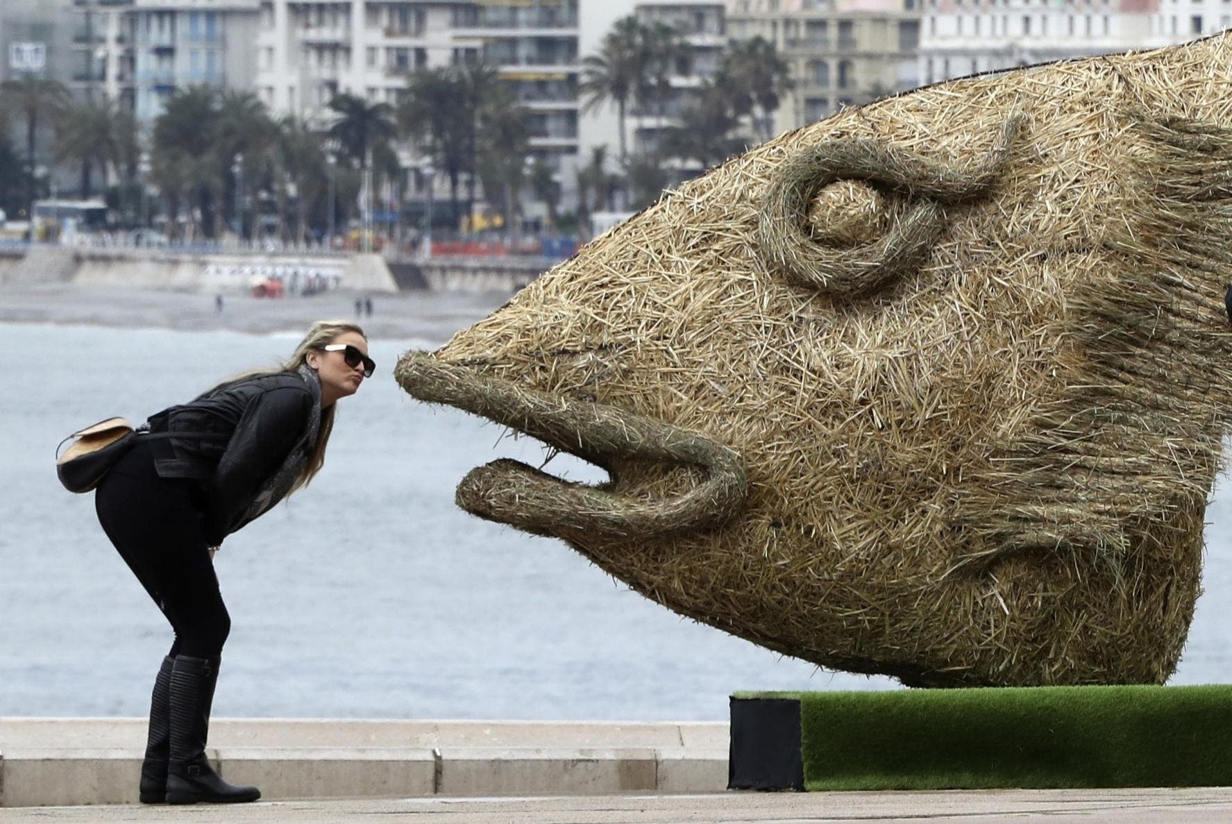 Vi sao ngay 1/4 duoc goi la Ca thang Tu hinh anh