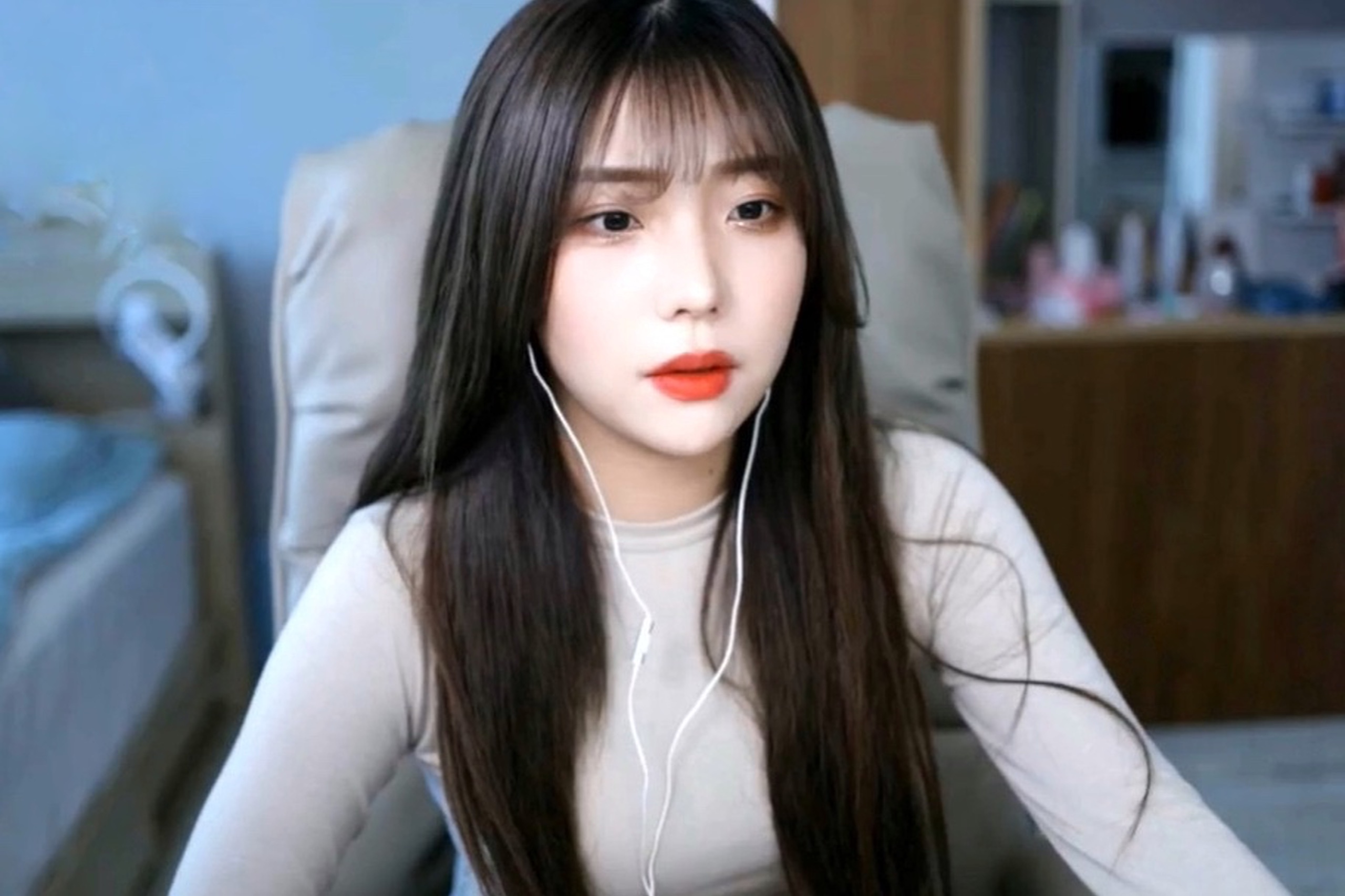 Nu streamer bi quay roi khi dang livestream hinh anh