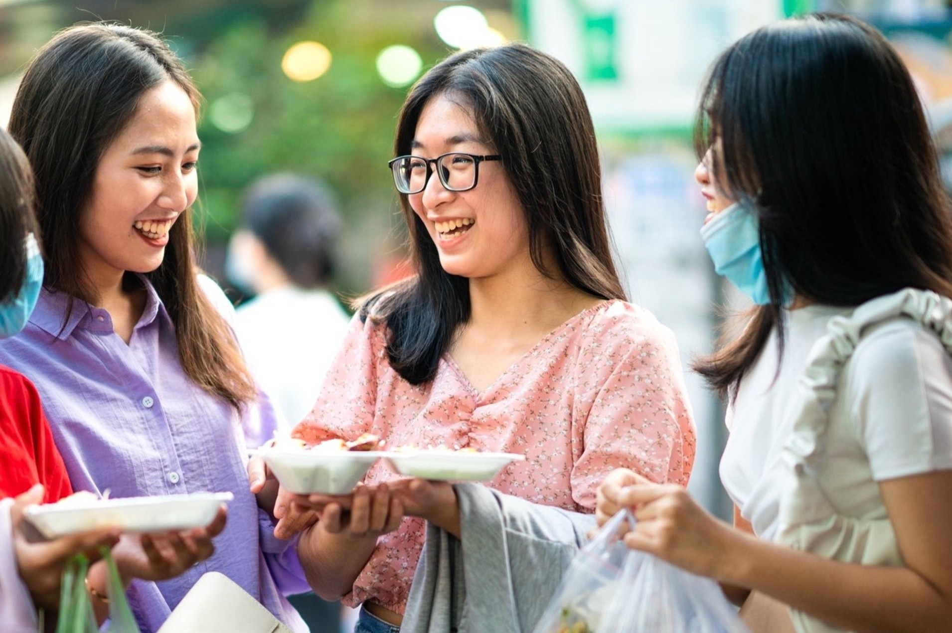 Canh chen chuc di an o pho am thuc Ho Thi Ky tai TP.HCM hinh anh