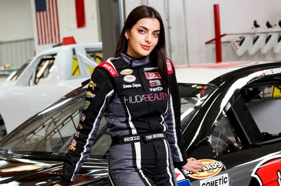 Tay dua nu 19 lan gianh cup vo dich hinh anh