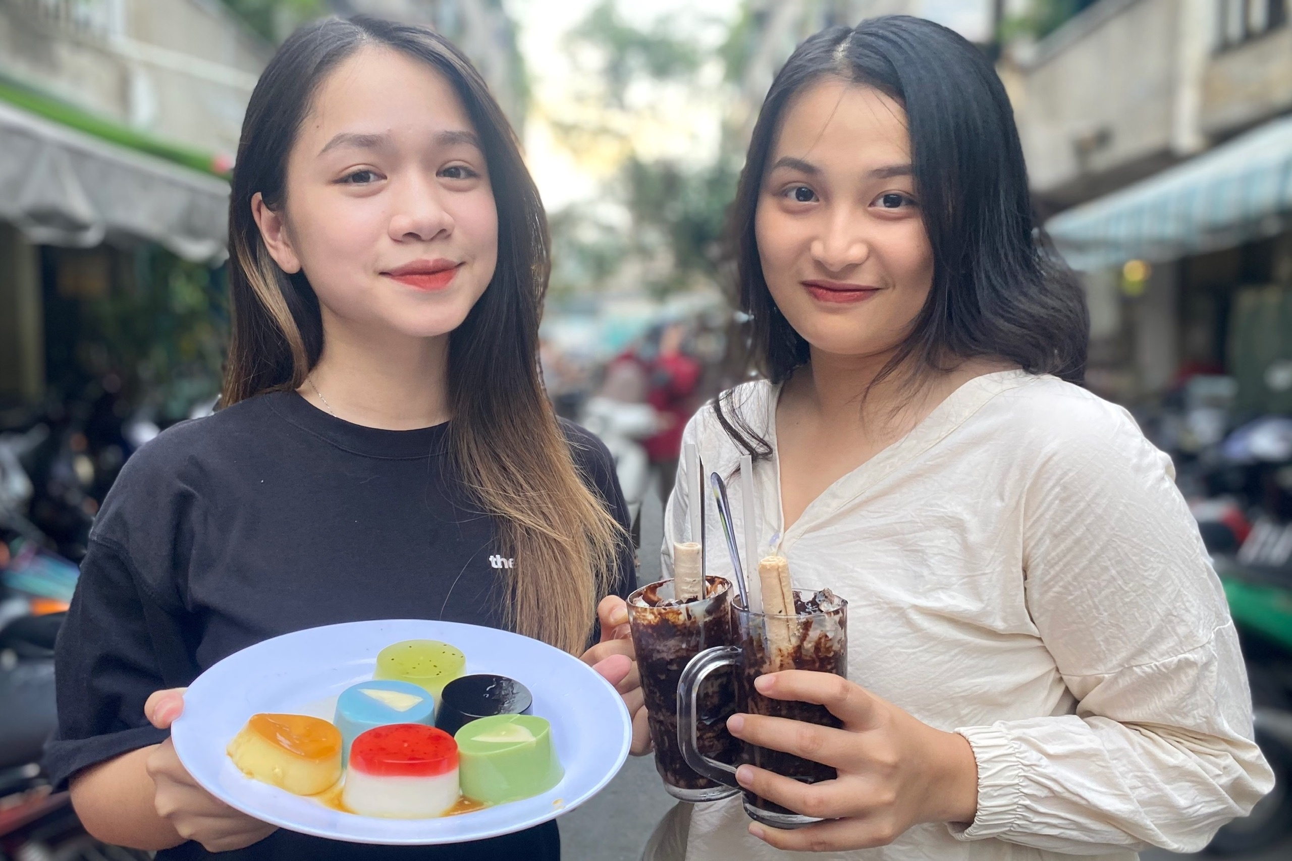 Quan banh flan, khoai deo du mau hut khach o TP.HCM hinh anh