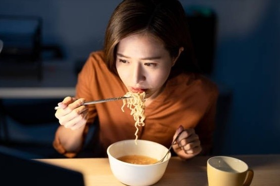 Nguoi phu nu nhap vien, do vo hon nhan sau 4 thang song toi gian hinh anh