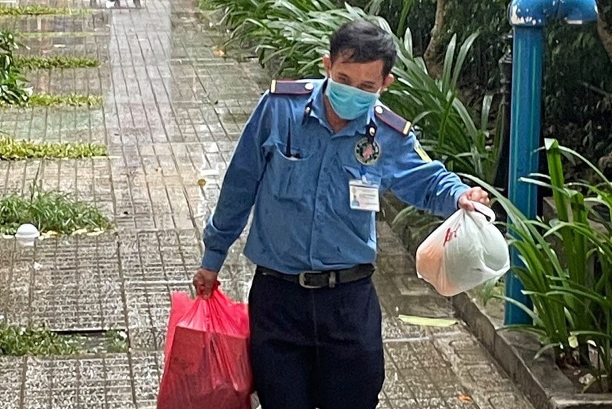 Nguoi dan khu phong toa o TP.HCM nuoi nhau giua ngay dich hinh anh