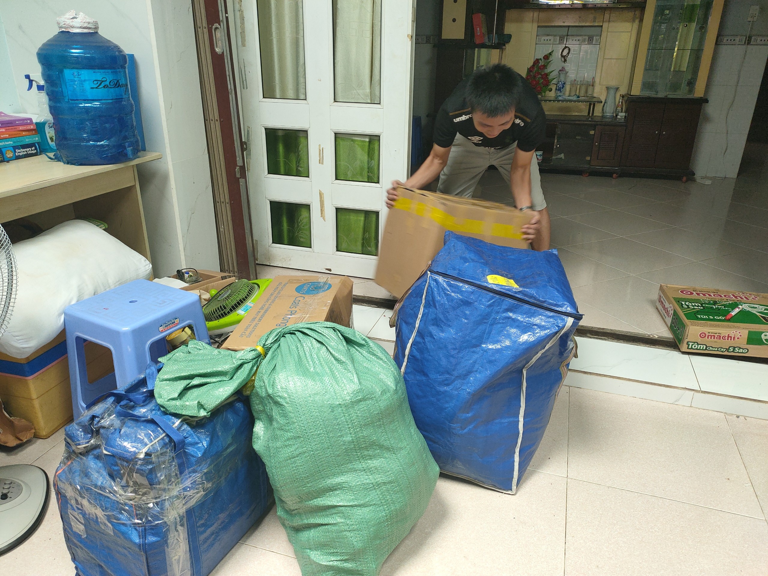 nguoi dan tphcm giai cuu sinh vien anh 3