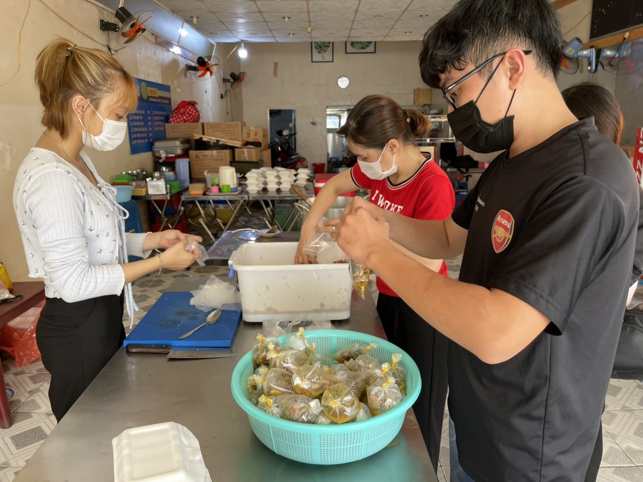 nguoi dan tphcm giai cuu sinh vien anh 2