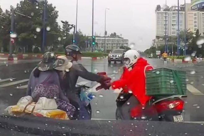 Nguoi dan ong nhuong ao mua cho nguoi la o TP.HCM hinh anh