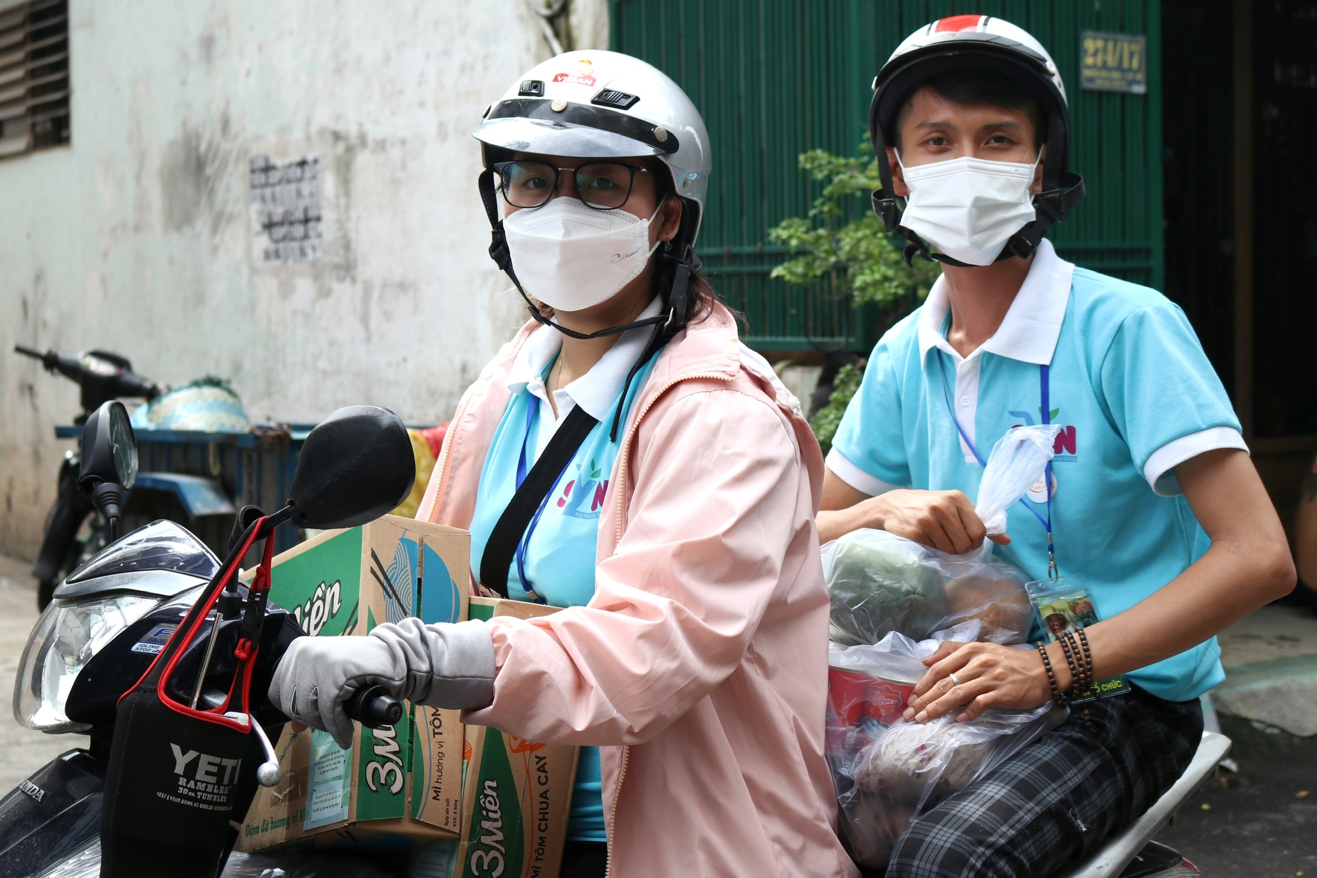 tang qua cho nguoi dan go vap anh 1