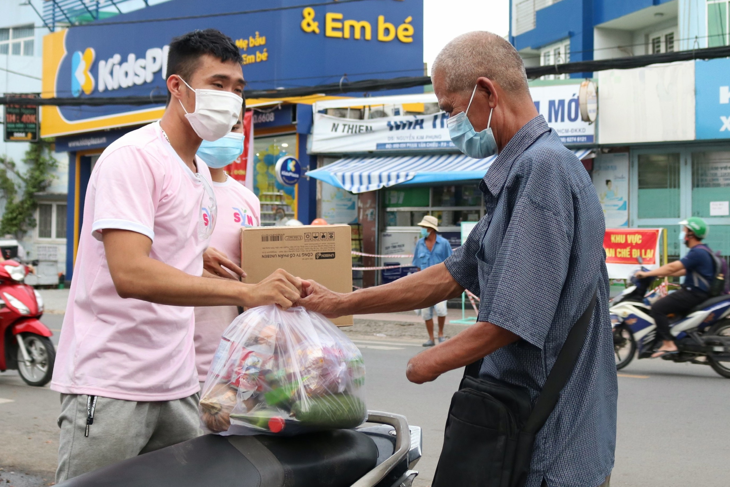 tang qua cho nguoi dan go vap anh 4