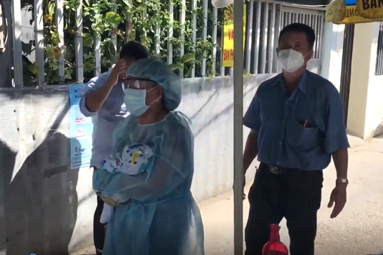 Be 8 ngay tuoi theo ba vao khu cach ly Covid-19 hinh anh