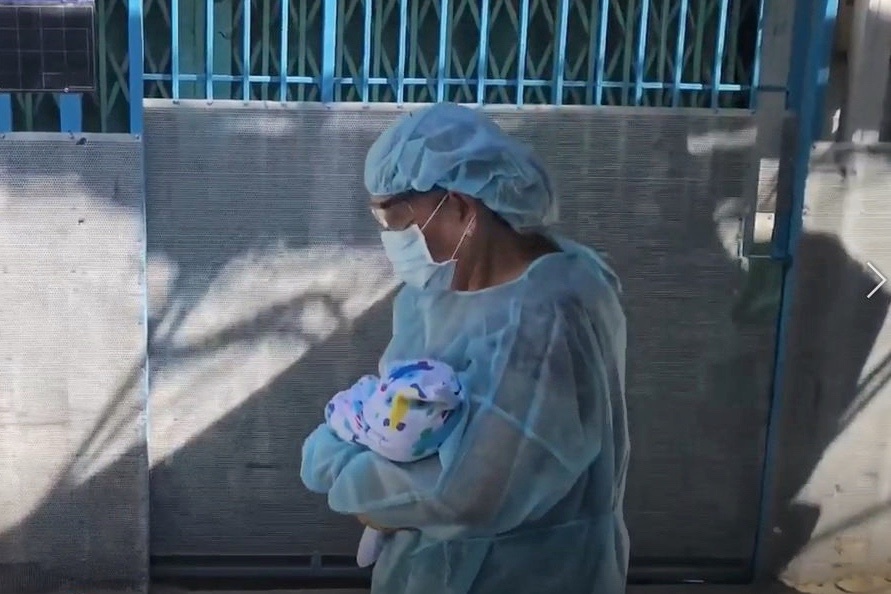 Be 8 ngay tuoi la F0, phai di cach ly tap trung o TP.HCM hinh anh