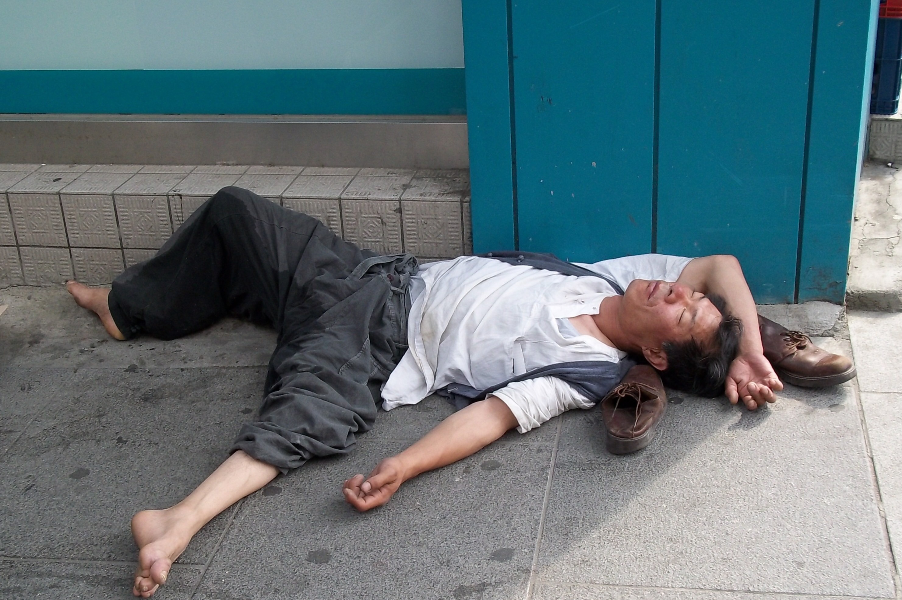 Hau Covid-19, gioi tre Han so lai phai tiep ruou sep hinh anh