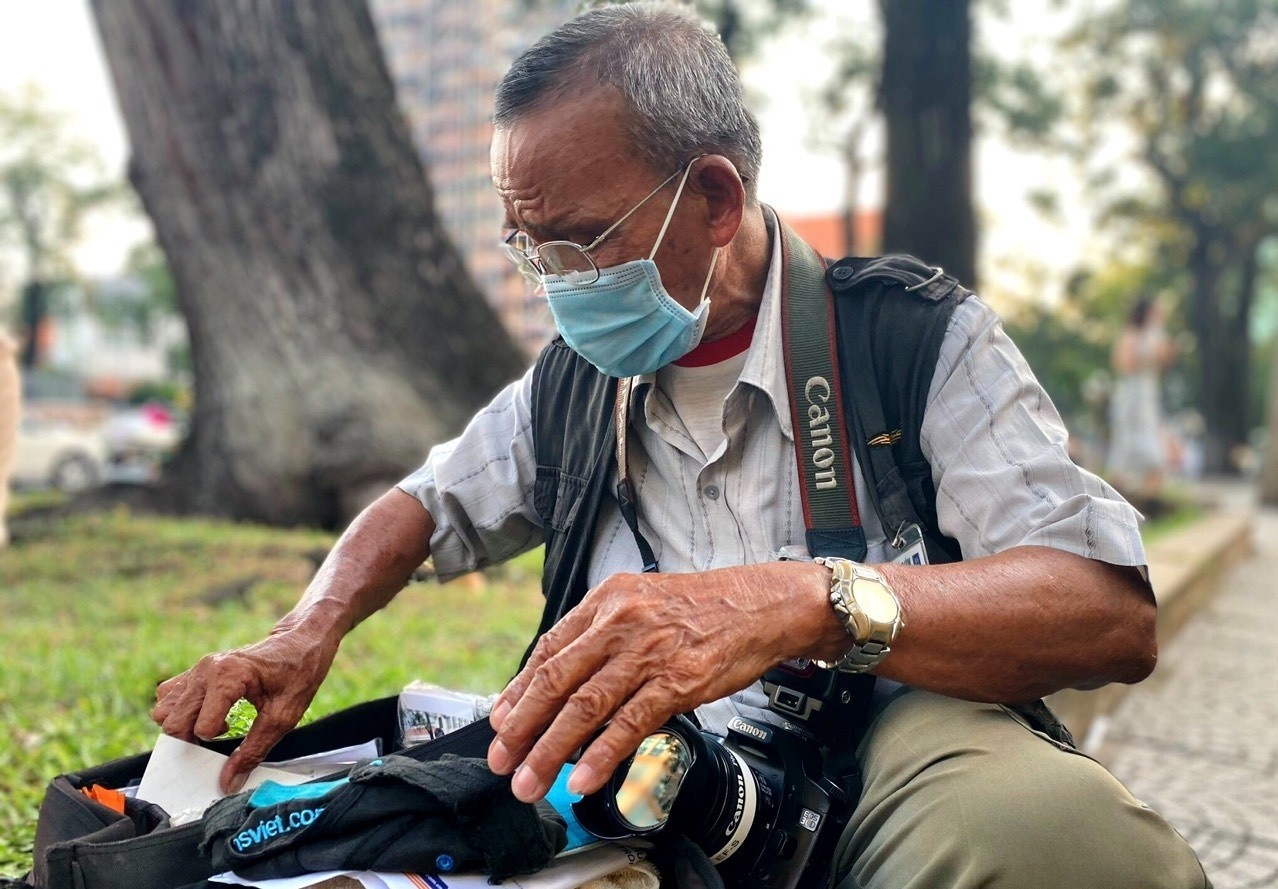 Nguoi tho anh o Buu dien TP.HCM co bam tru voi nghe trong Covid-19 hinh anh