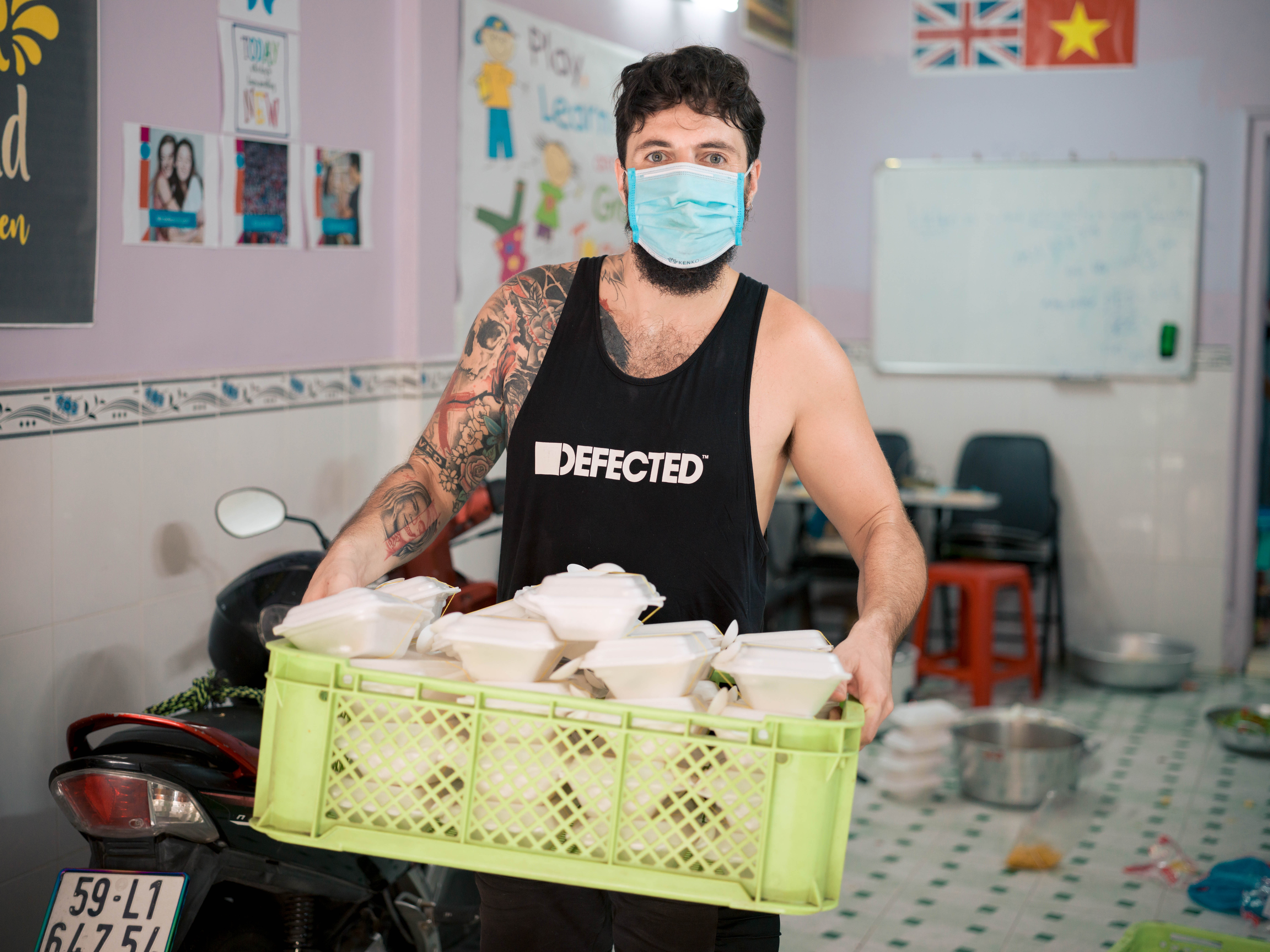 anh tay phat com mien phi tphcm anh 1