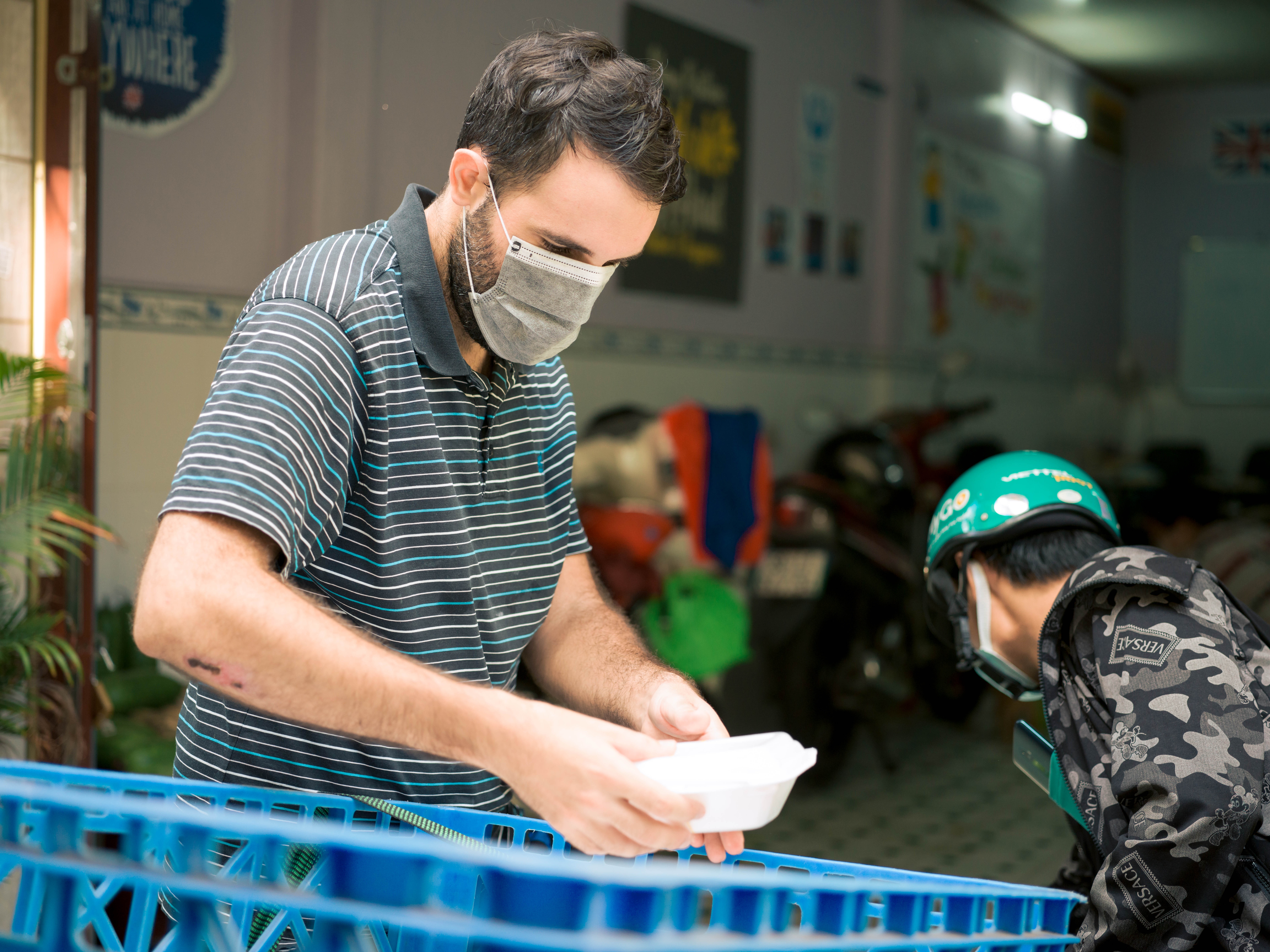 anh tây phát cơm miễn phí tphcm ảnh 5 anh tay phat com mien phi tphcm anh 5