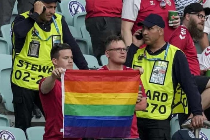 Co dong vien bi tich thu co luc sac o tran tu ket Euro 2020 hinh anh