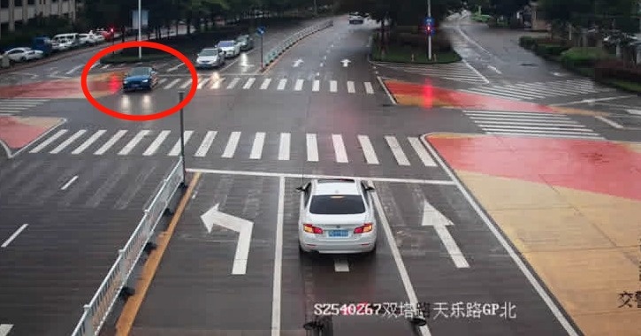 Lai xe ban trai vuot den do anh 1