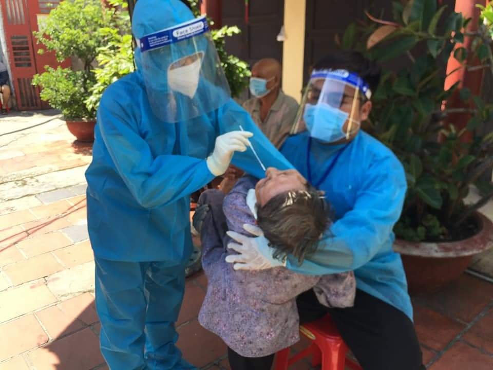 chang trai be cu ba den diem xet nghiem anh 1