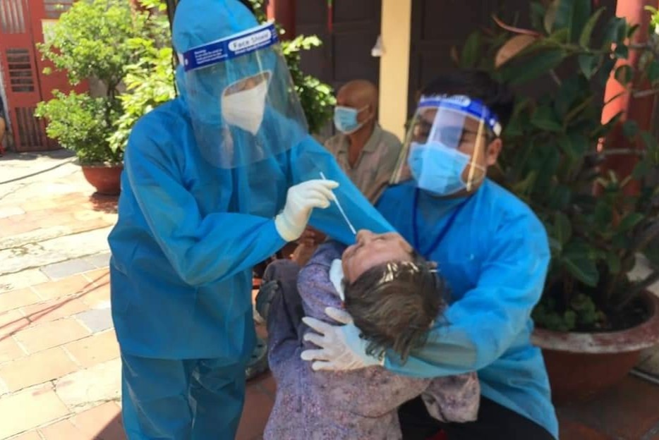 Chang trai be cu ba 90 tuoi di xet nghiem Covid-19 o TP.HCM hinh anh