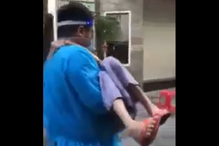 Cu ba duoc be den diem xet nghiem Covid-19 o TP.HCM hinh anh