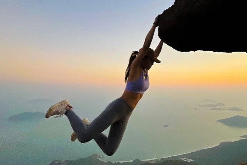 Roi xuong vach da khi dang selfie hinh anh