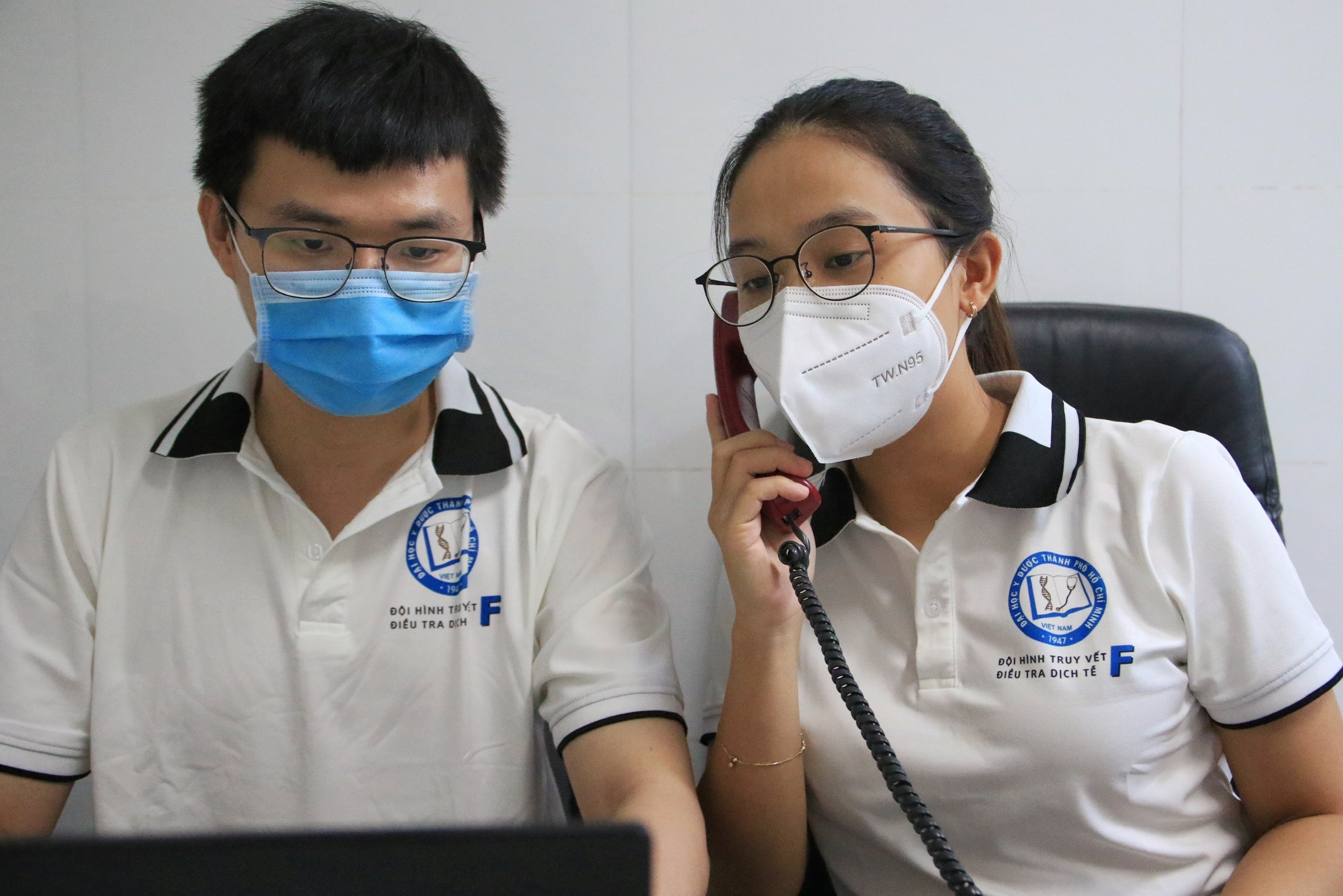 Doi truy vet F0 o TP.HCM: 'Nhieu cuoc goi lam chung toi roi nuoc mat' hinh anh