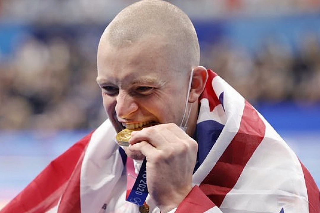 Vi sao cac VDV Olympic thich can huy chuong? hinh anh