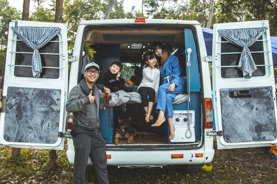 Cap vo chong Ha Noi chi 300 trieu dong bien oto cu thanh nha di dong hinh anh