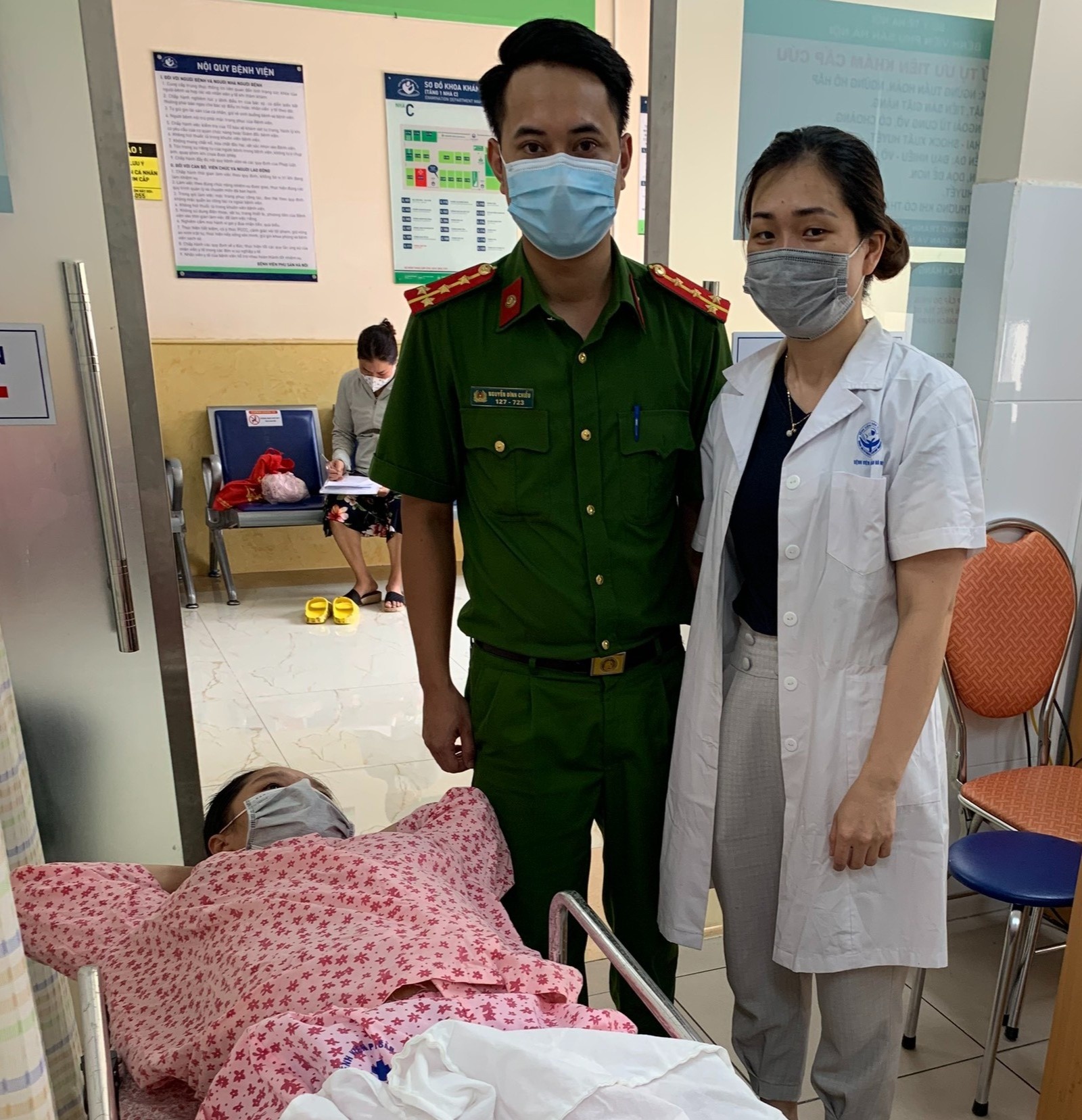 cong an giup san phu sinh con anh 1