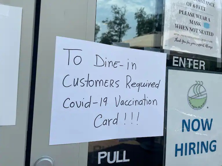 nhà hàng từ chối khách chưa tiêm vaccine ảnh 1 nha hang tu choi khach chua tiem vaccine anh 1