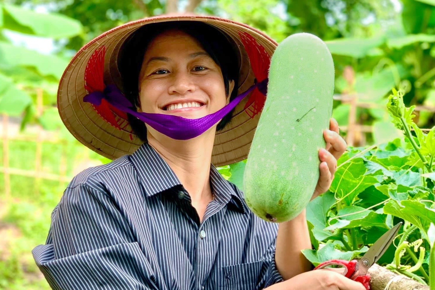 Nu giam doc roi TP.HCM, ve que trong rau trong dich hinh anh